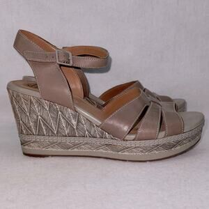 EUC Women’s Clarks Zia Noble Sandals Wedges Heels Shoes size 12 Leather Taupe 4”